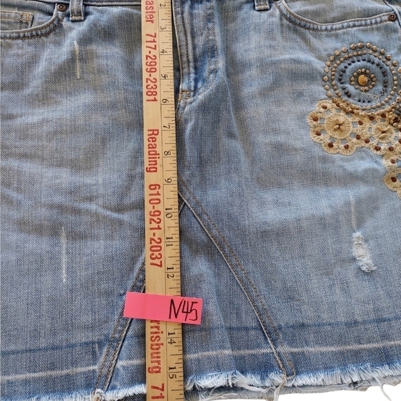Old Navy Jean Skirt Sz 10 Distressed Embroidered 100% Cotton Light Wash  Raw Hem - Picture 8 of 9